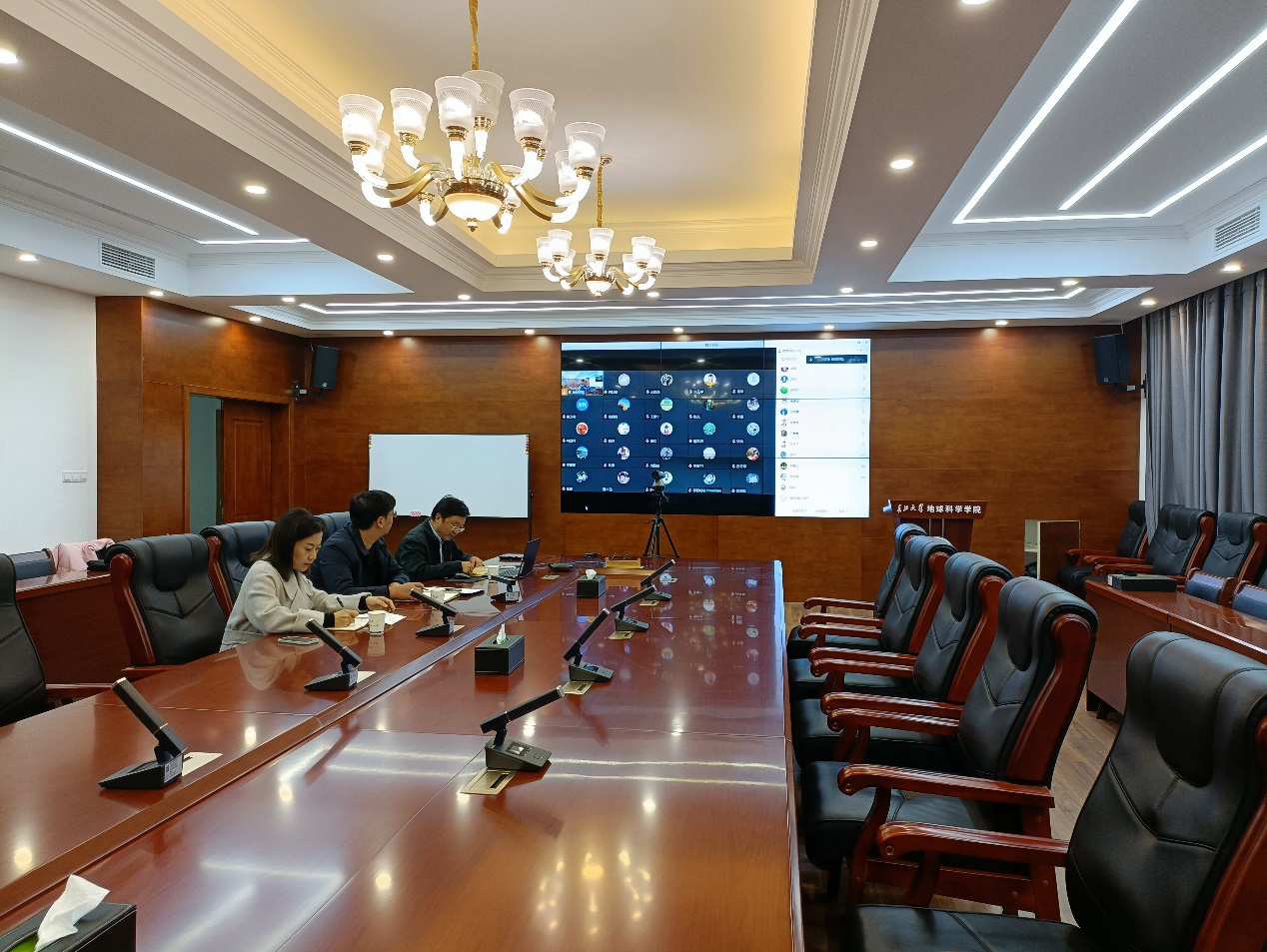 会议室里的人们中度可信度描述已自动生成 会议室里的人们中度可信度描述已自动生成